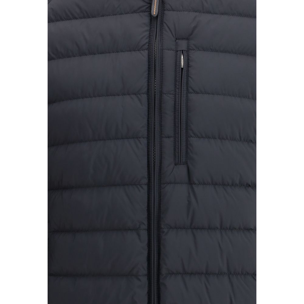 Front view with bag zipped and handles upright.