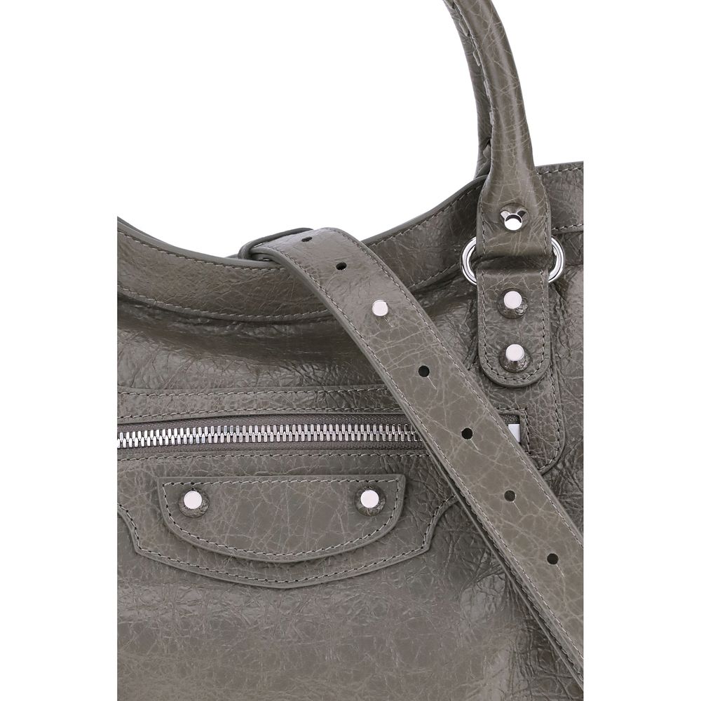 Front view with bag zipped and handles upright.