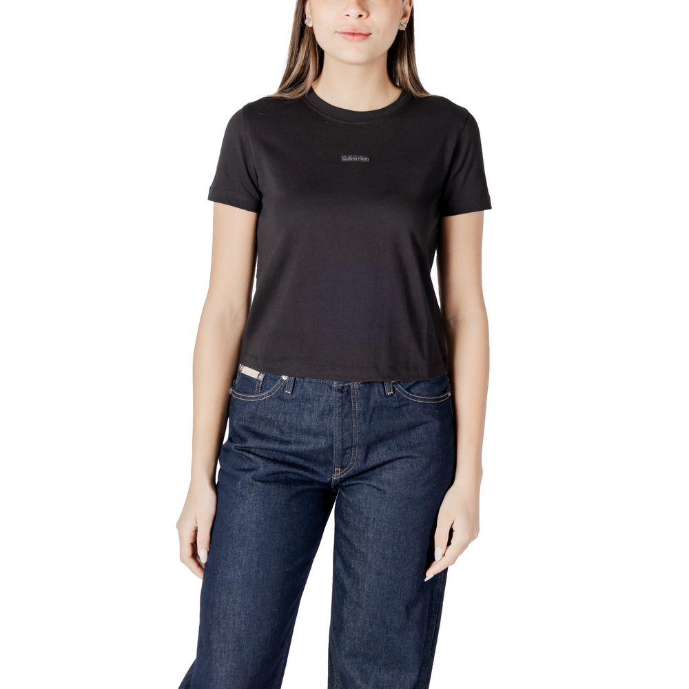 Woman wearing Calvin Klein Jeans Black Recycled Cotton Sportswear t-shirt with logo, minimalist style, ideal for casual and sporty looks.