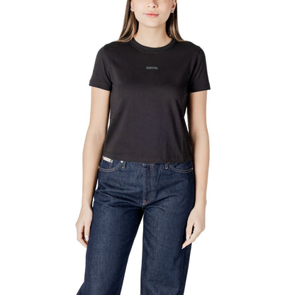 Woman wearing Calvin Klein Jeans Black Recycled Cotton Sportswear t-shirt with logo, minimalist style, ideal for casual and sporty looks.