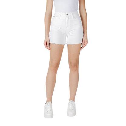 Woman wearing Calvin Klein Jeans White Cotton Shorts with a casual summer look.