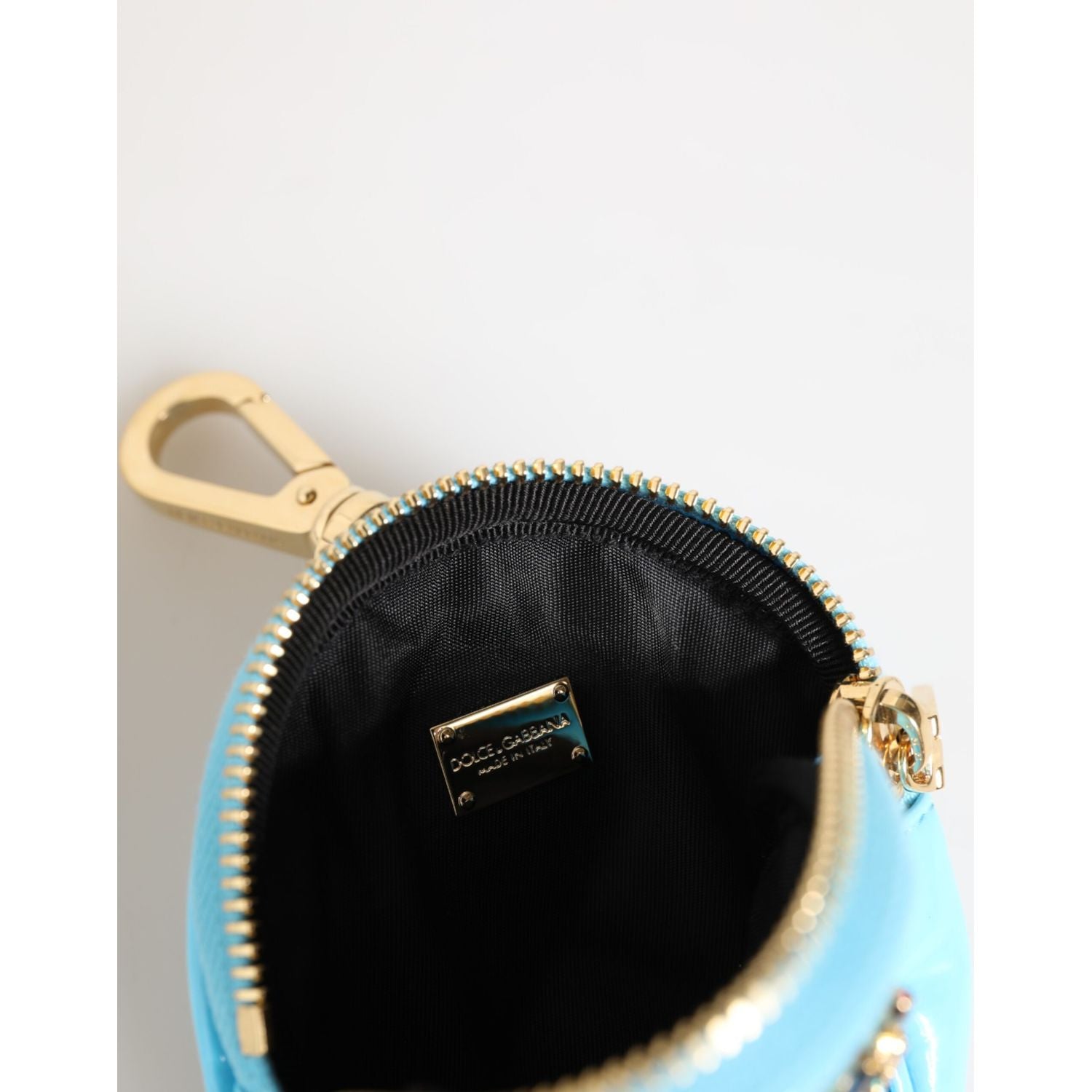 Front view with bag zipped and handles upright.