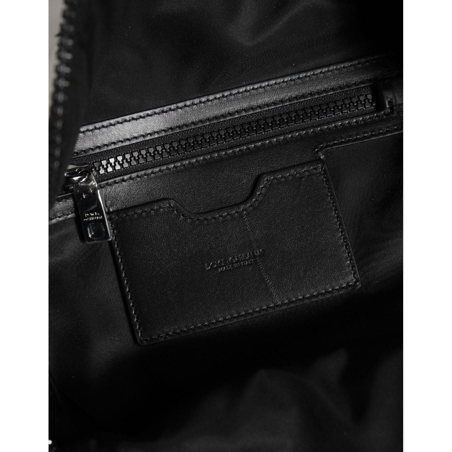 Front view with bag zipped and handles upright.