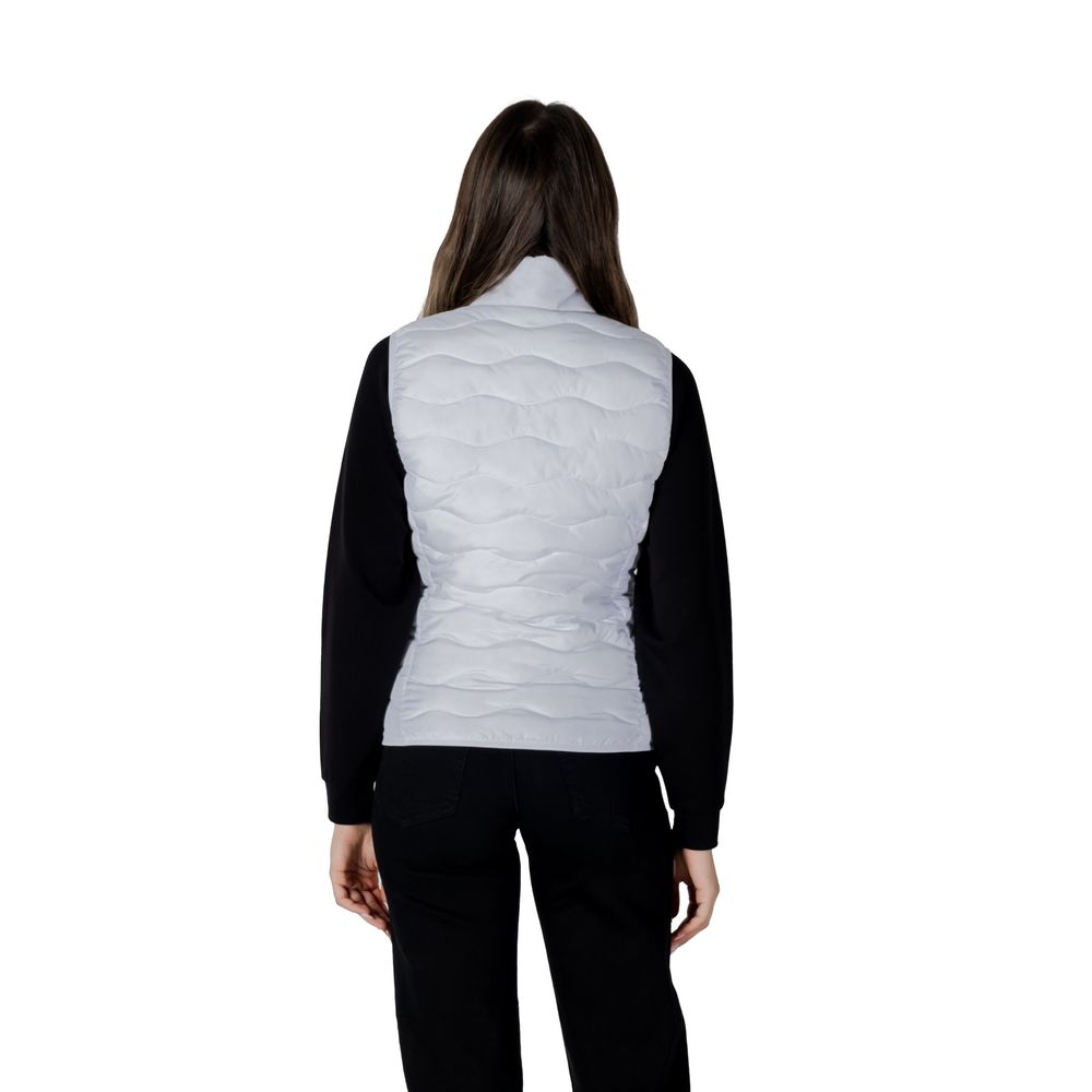 Front view with bag zipped and handles upright.