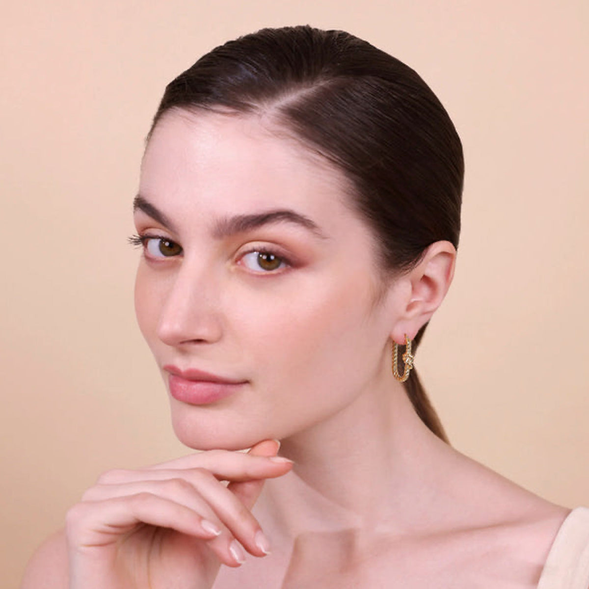 Woman wearing ETRUSCA JEWELS JEWELRY Mod. WSET00731.YG earrings