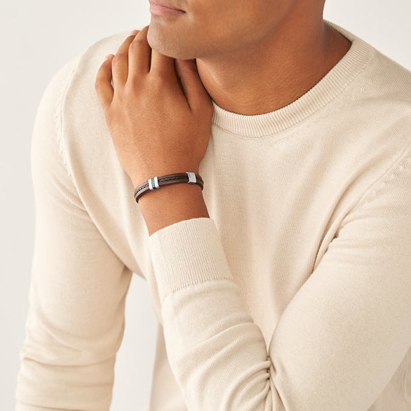 Person wearing a stylish bracelet, showcasing the FOSSIL JEWELS JEWELRY Mod. JF04133040 in a casual elegant setting.