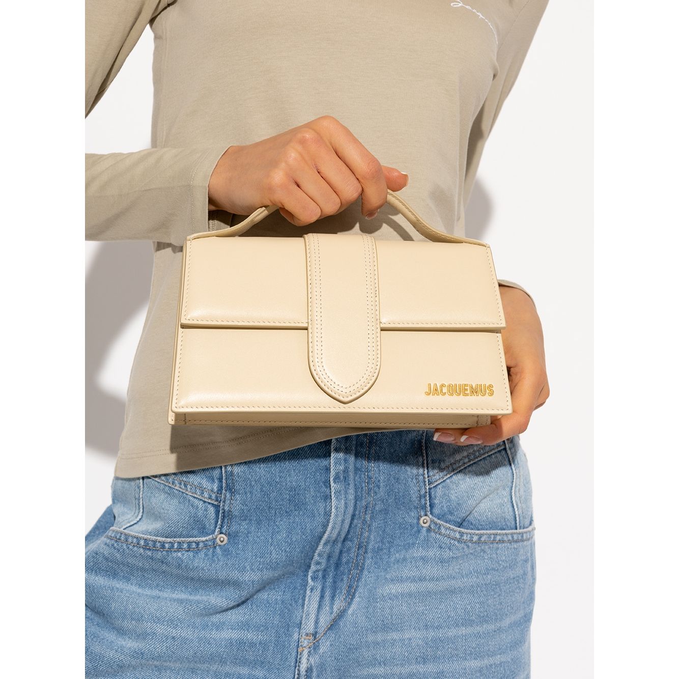Front view with bag zipped and handles upright.
