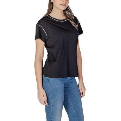 Liu Jo Black Cotton T-Shirt with contrasting stitching on shoulders and neckline, worn by a woman paired with blue jeans.