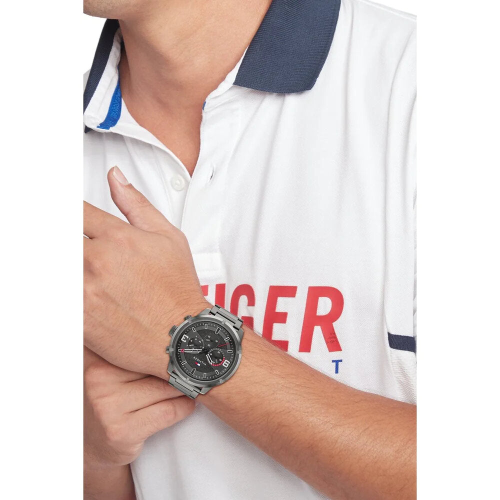 Alt Tag: Person wearing TOMMY HILFIGER Mod. 1792071 watch with quartz movement and water resistance on wrist.