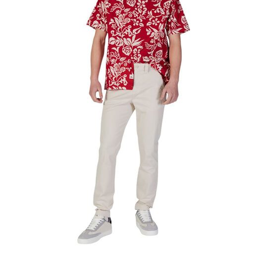 Tommy Hilfiger Jeans Beige Cotton Skinny Pants styled with red floral shirt and sneakers.