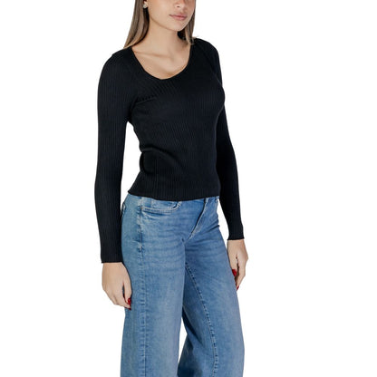 Model wearing Vila Clothes Black Viscose Sweatshirt with ribbed design and asymmetric neckline, paired with blue jeans.
